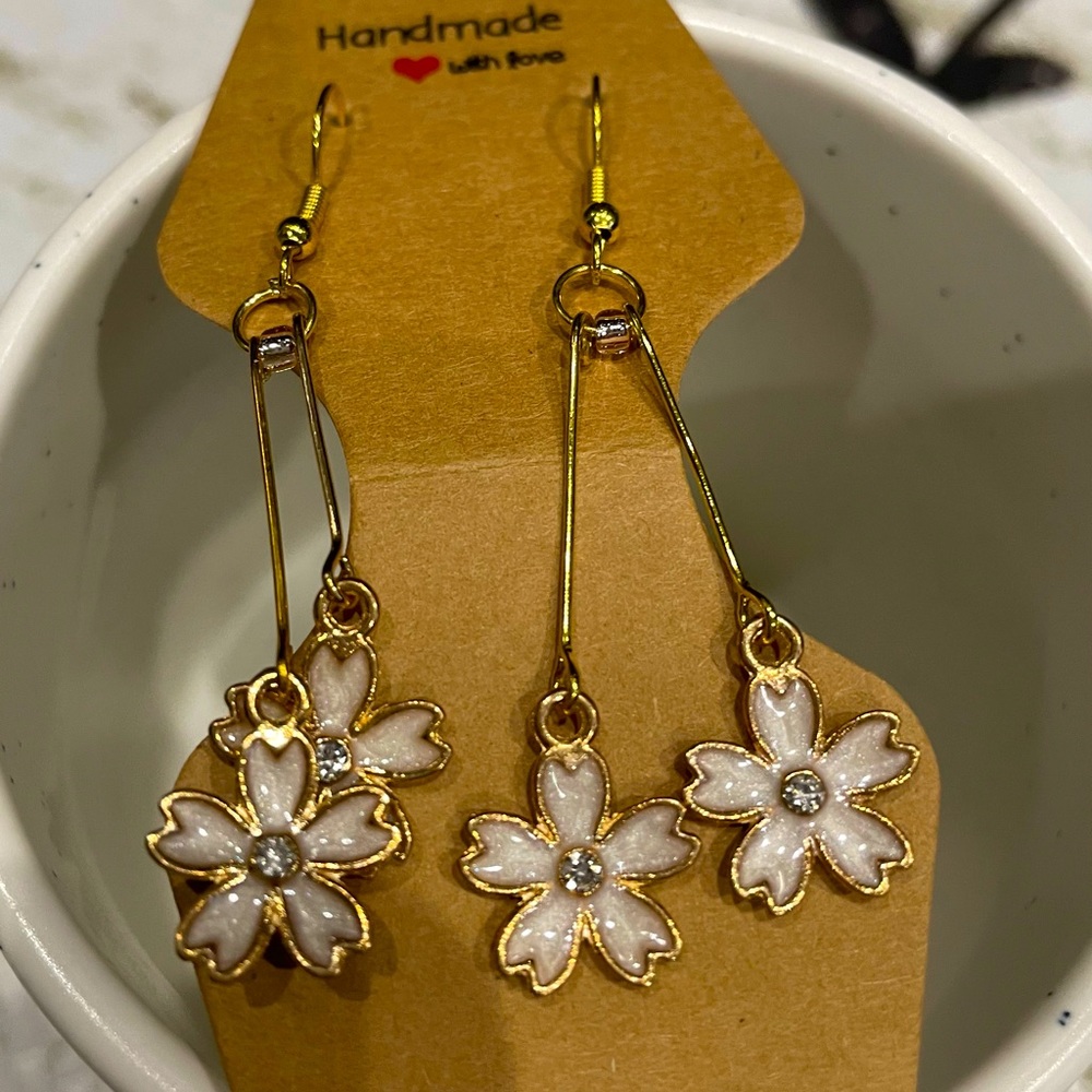 Handmade flower 🌸 earrings - Picture 4 of 4